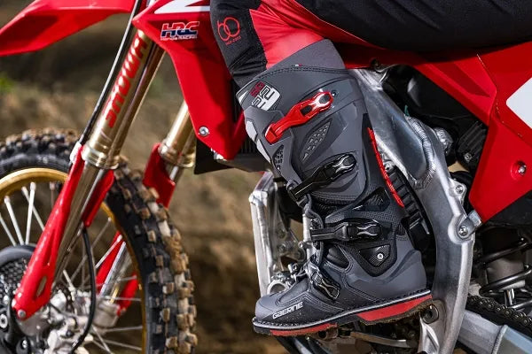 GAERNE SG22 ANTHRACITE/BLK/RED BOOTS